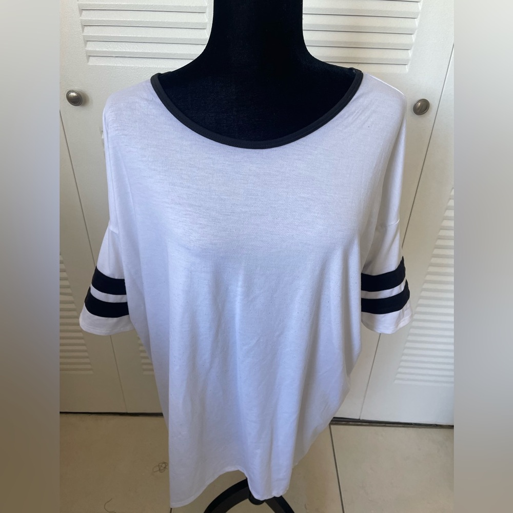 Lularoe black and white top 5 for $25 🤍💚